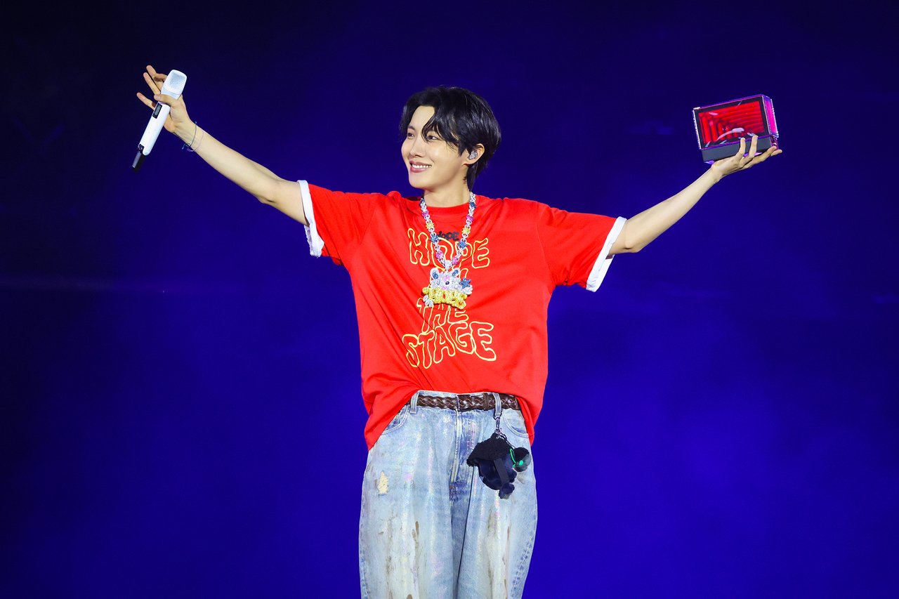 news-p BTS member J-Hope greets fans during his encore solo concert "J-Hope Tour 'Hope on the Stage' Final" at Goyang Sports Complex in Gyeonggi Province in June, 2025. (Big Hit Music)